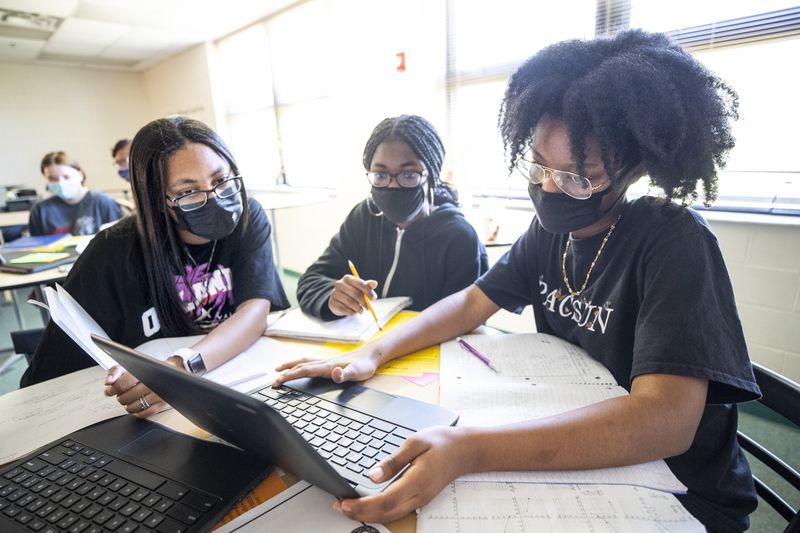 Marianela Ramos, Sade Joseph and Azaria Brown work on a question during algebra review at Windy Hill Middle School in Clermont, Fla., Saturday, May 15, 2021. (Orlando Sentinel Photo/Willie J. Allen Jr.) (Willie J. Allen Jr./Orlando Sentinel)